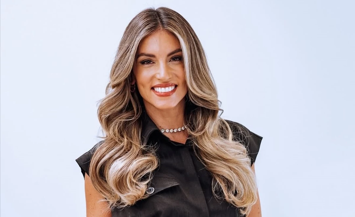 Στο γιορτινό σαλόνι της Αθηνάς Οικονομάκου | Η Σιέννα Μιχοπούλου στολίζει το χριστουγεννιάτικο δέντρο