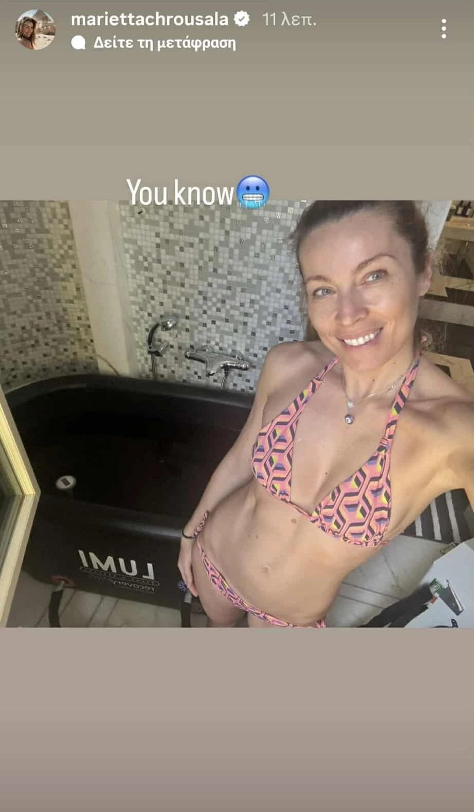 Χωρίς ίχνος μακιγιάζ | Η Μαριέττα Χρουσαλά ποζάρει με το μπικίνι, πριν από την πρωινή της βουτιά