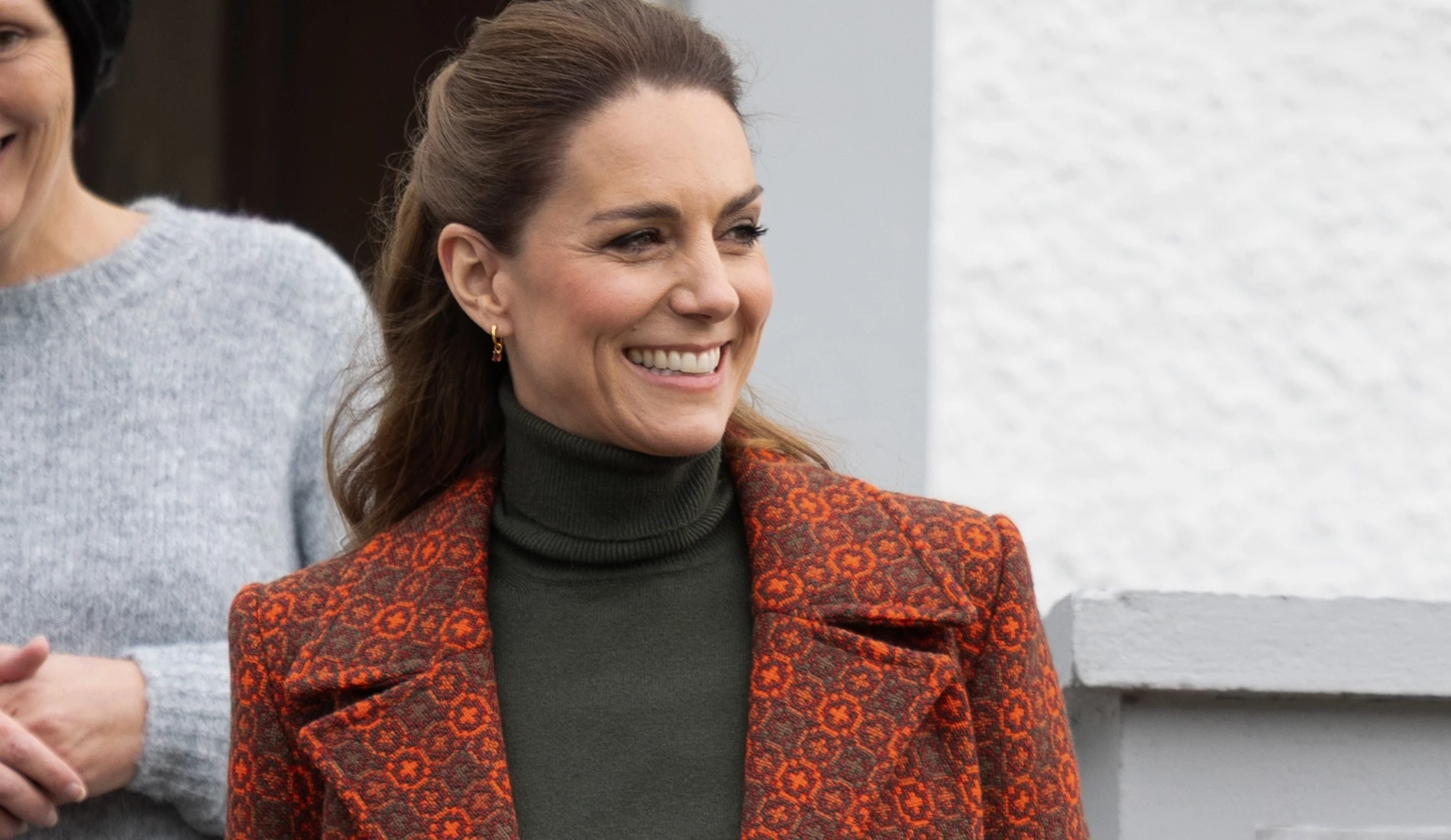 Kate Middleton | Με το πιο ιδιαίτερο παλτό που έχει φορέσει ποτέ & με το παντελόνι της Victoria Beckham