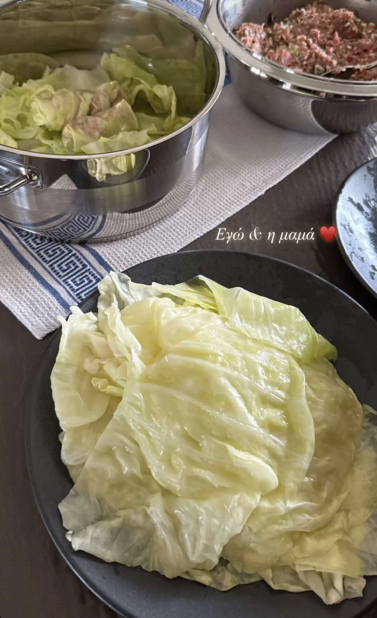 Η εναλλακτική Τσικνοπέμπτη της Κωνσταντίνας Σπυροπούλου | Ετοιμάζει λαχανοντολμάδες με τη μαμά της