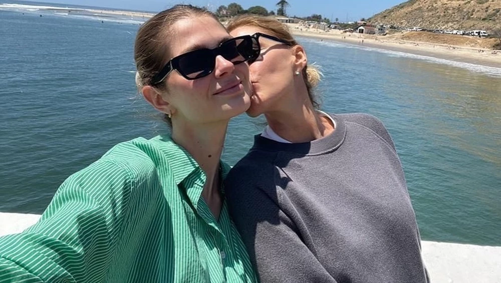 Με μαγιό και σωσίβιο ο Παναγιώτης Αντώνιος | Η Αμαλία Κωστοπούλου μοιράστηκε μία σπάνια φωτογραφία του αδερφού της