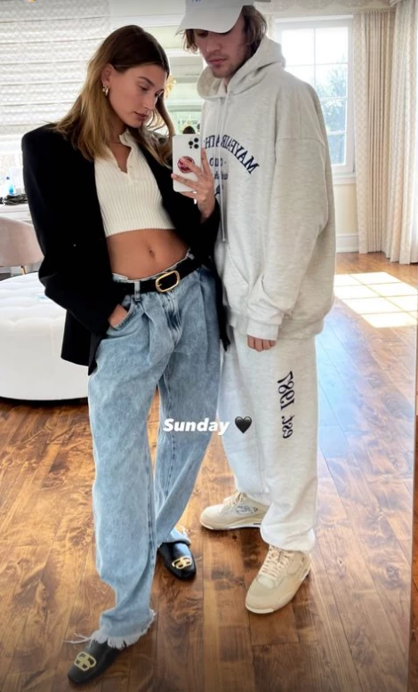 Η Hailey Bieber με τα πιο στιλάτα flat mules της καραντίνας