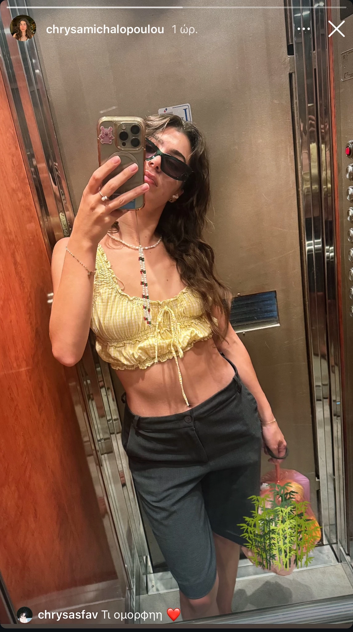 Η Χρύσα Μιχαλοπούλου με girly crop top | Το γλυκό δώρο από τον γιο της, Κίμωνα