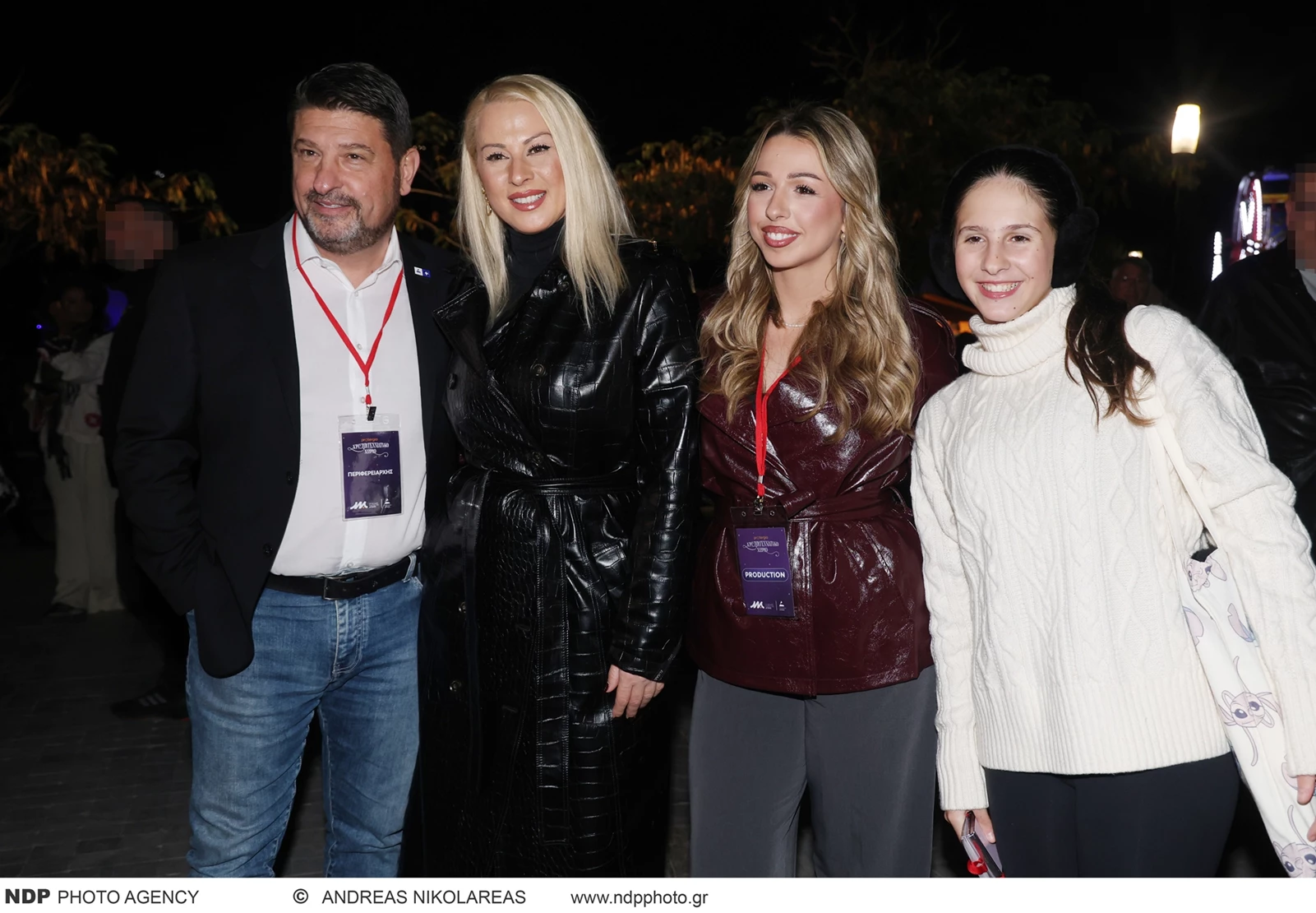 Ο Νίκος Χαρδαλιάς με την οικογένειά του στη φωταγώγηση του δέντρου στο Πεδίον του Άρεως