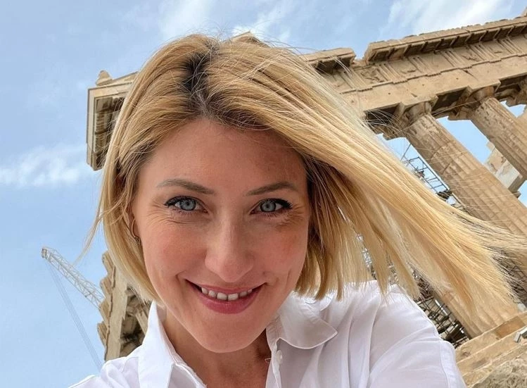 Σία Κοσιώνη | Οι πόζες με total black outfit και ασορτί γυαλιά ηλίου