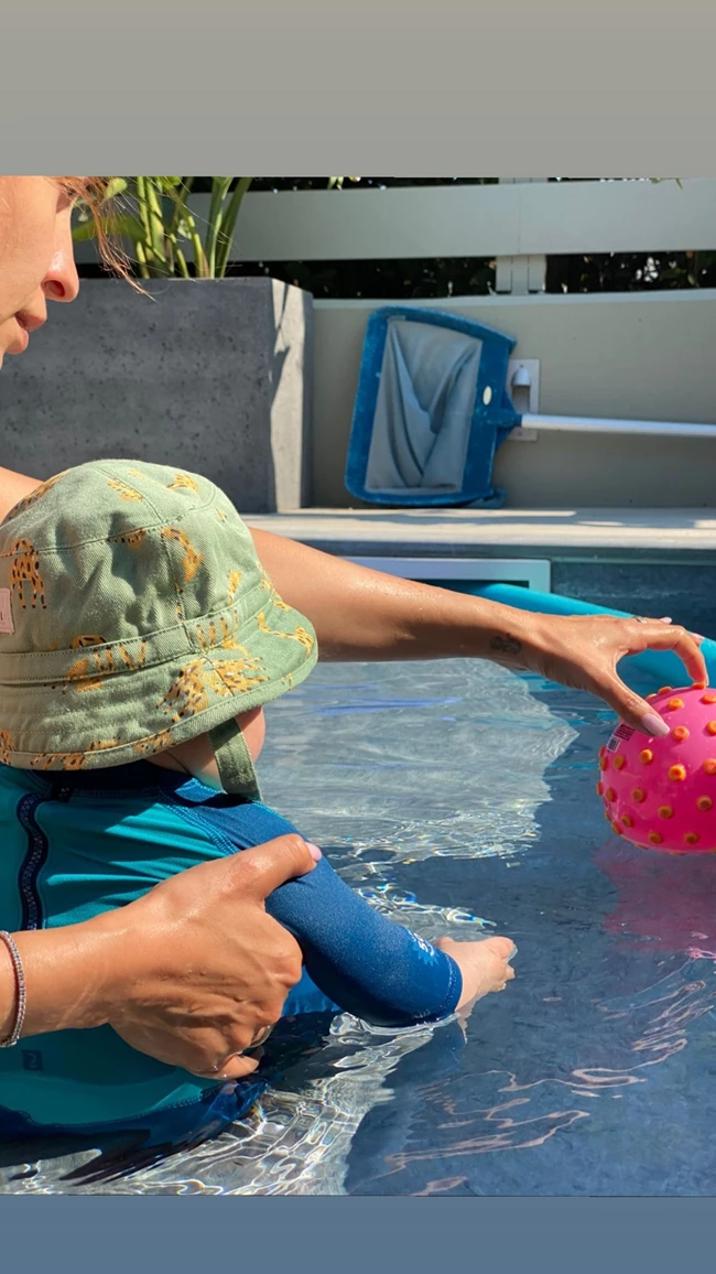 Ελένη Φουρέιρα | Στην πισίνα του σπιτιού της με τον 6 μηνών γιο της - Τα γλυκά παιχνίδια μαμάς και γιου που "έλιωσαν" το Instagram