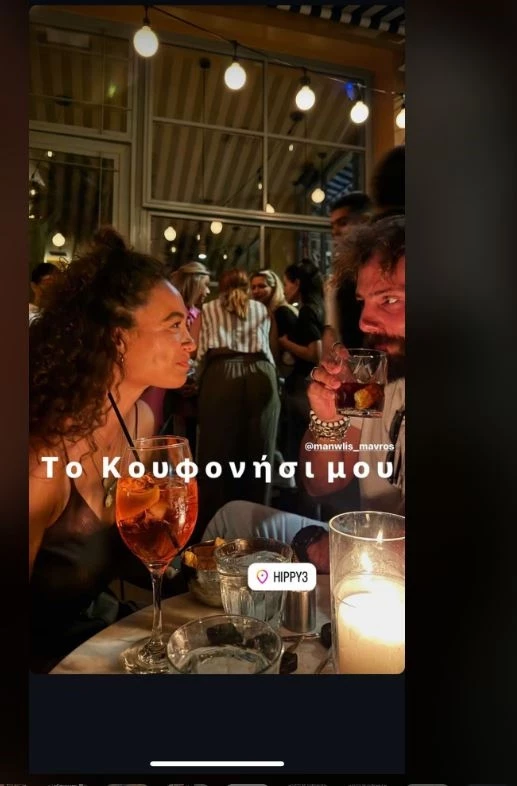 Πηνελόπη Πλάκα | Με το φυσικό hair look της και αμακιγιάριστη σε βραδινή έξοδο στο Παγκράτι