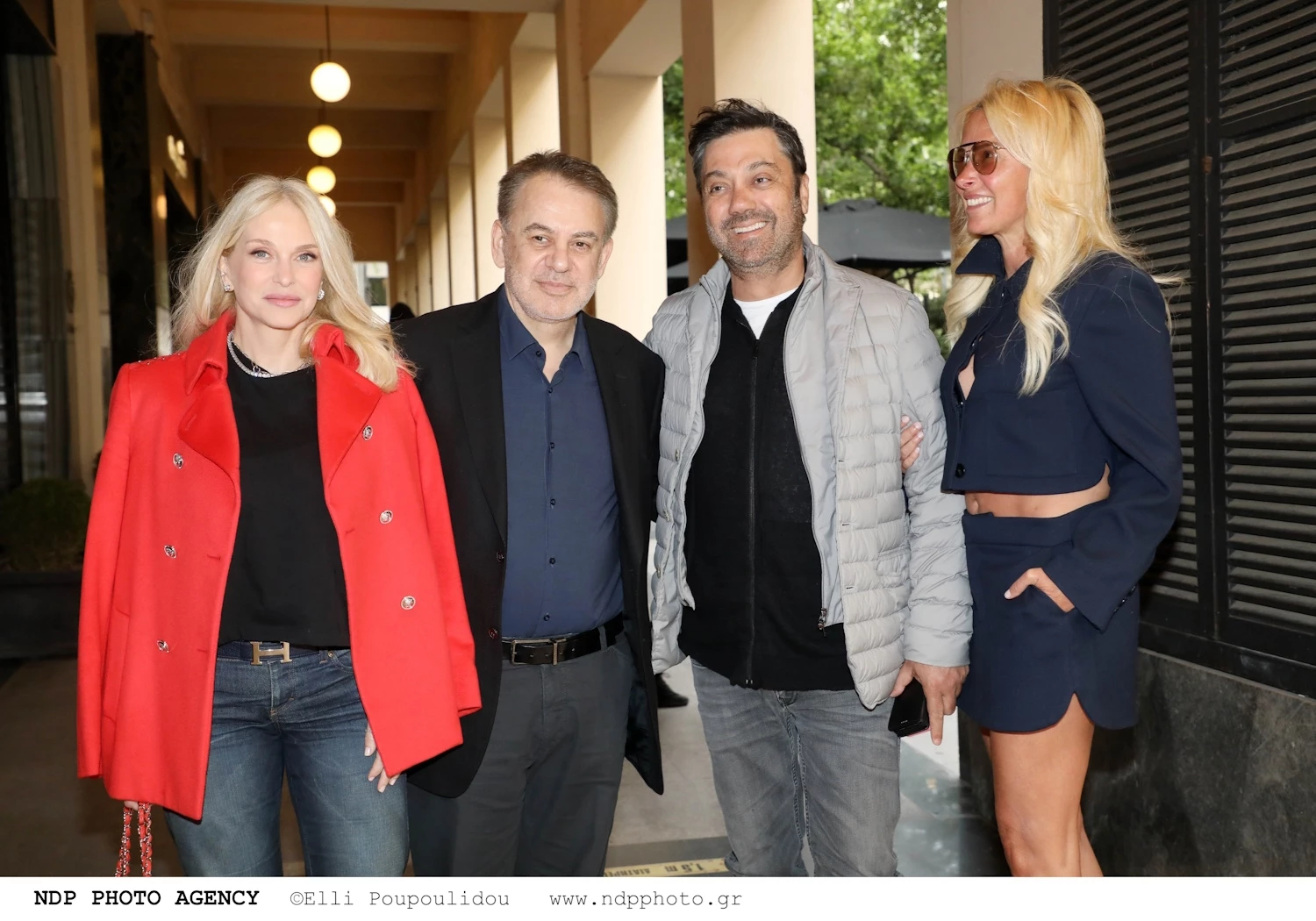 Η Μαρί Κωνσταντάτου με το απόλυτο πανωφόρι της άνοιξης | Μαζί με τον Γιάννη Κεντ στο θέατρο
