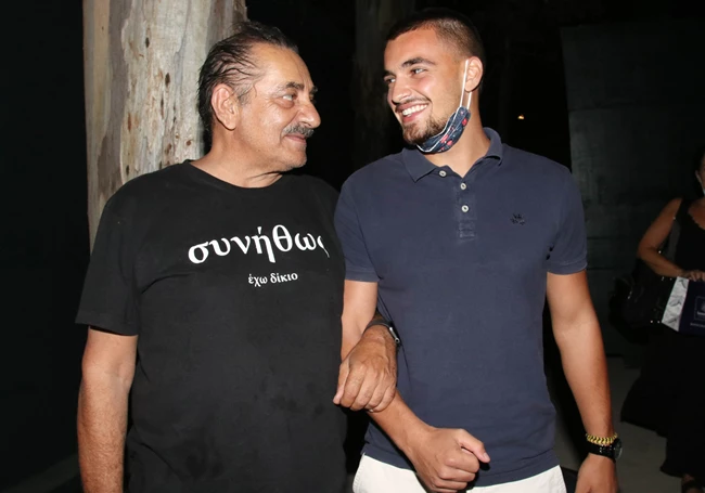 Ο Αντώνης Καφετζόπουλος με τον μικρότερο γιο του | Δες τη σπάνια εμφάνισή τους