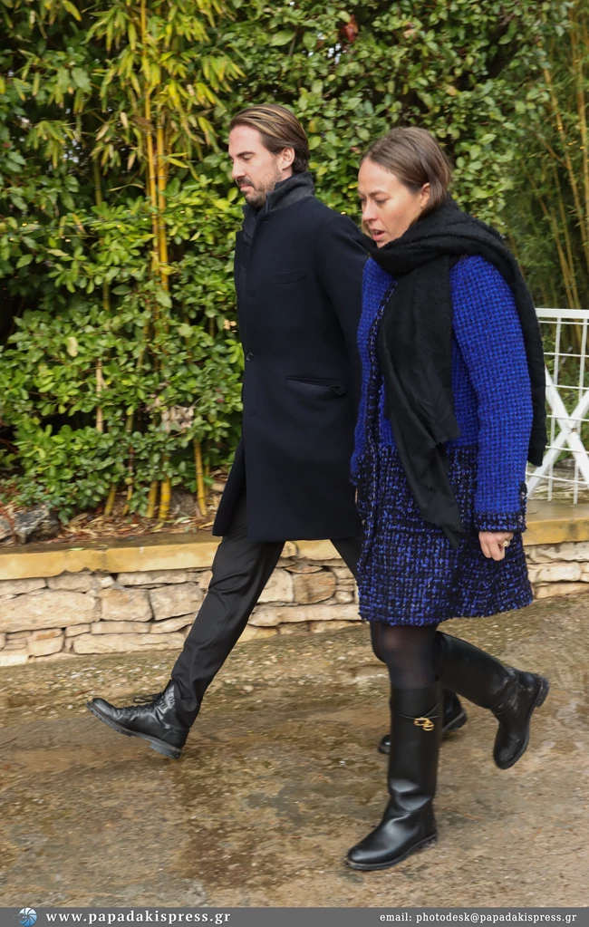 Nίνα Φλορ | Με tweed παλτό και chic flat μπότες στο οικογενειακό δείπνο σε εστιατόριο στην Κηφισιά