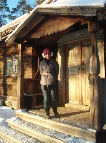 Fashion Editor Δήμητρα Βγενοπούλου: στα χιόνια με μπουφάν, στενό παντελόνι, σκούφο και μπότες χιονιού.