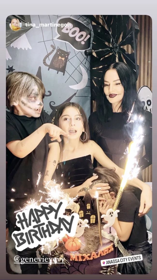 Η Ζενεβιέβ Μαζαρί ως Morticia Addams στο Halloween party για τα γενέθλια του γιου της | Η εντυπωσιακή διακόσμηση