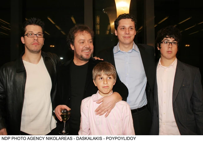 Γιάννης Πάριος | Ποζάρει με τους τέσσερις γιους του σε μία σπάνια φωτογραφία από το 2007