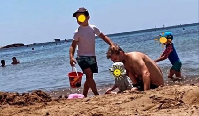 Λένα Δροσάκη | Φωτογραφίζει τον Αλέξανδρο Μπουρδούμη με τον γιο τους στην παραλία