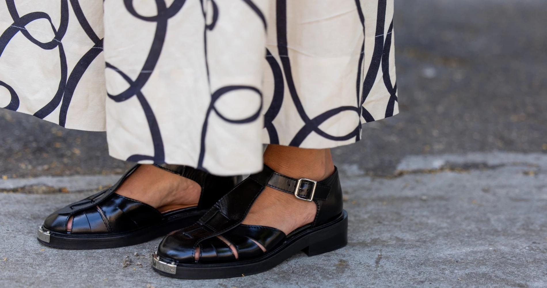 Αυτά τα μαύρα πέδιλα από τη Zara κοστίζουν μόλις 22,99 ευρώ και ταιριάζουν με όλα σου τα ανοιξιάτικα και καλοκαιρινά outfits