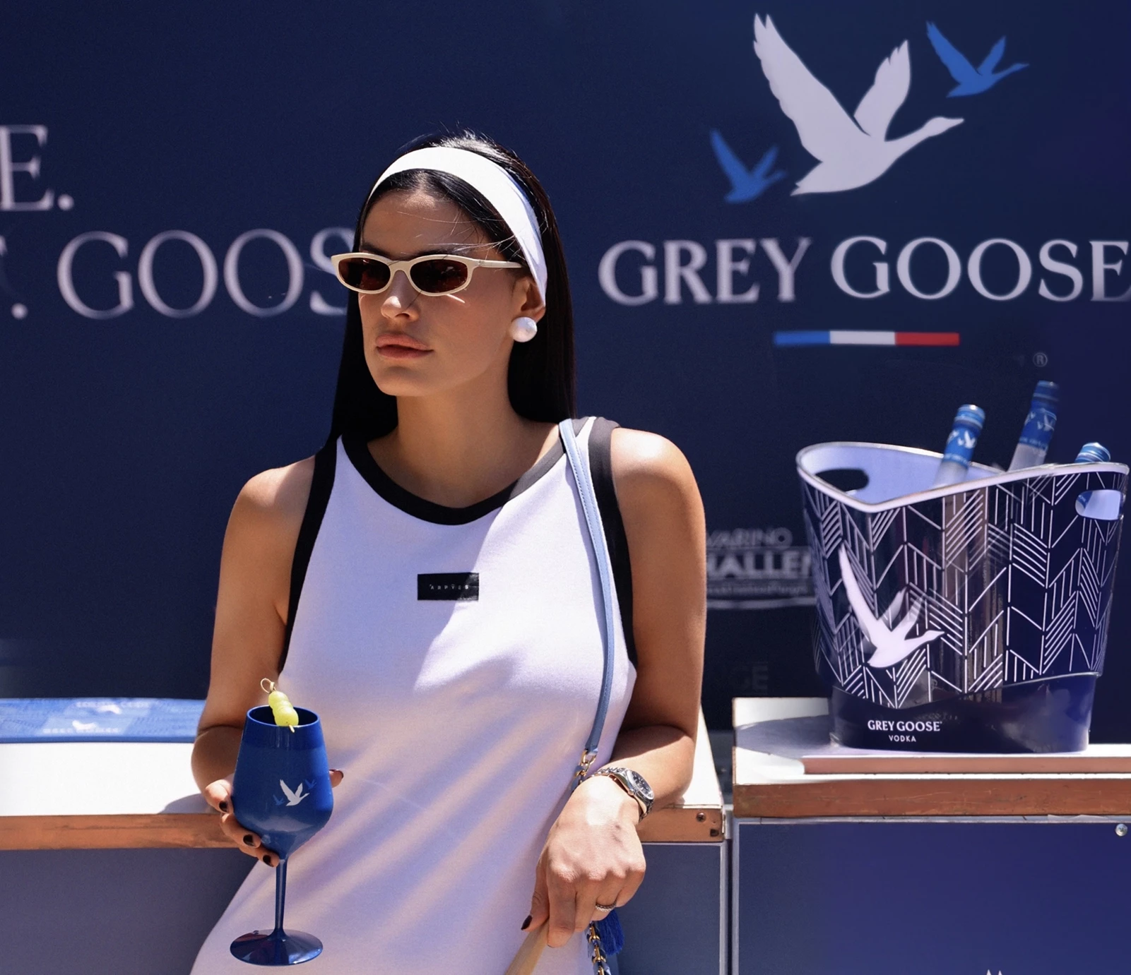 Η Χριστίνα Μπόμπα στα γήπεδα τένις του Navarino Challenge απολαμβάνοντας Grey Goose super premium βότκα
