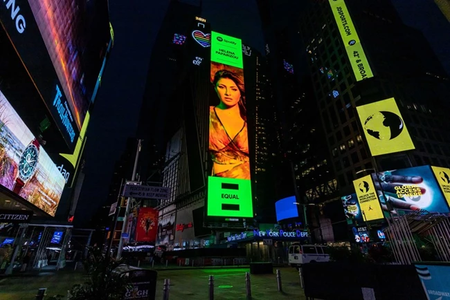 Ευχάριστα νέα για την Έλενα Παπαρίζου | Μπήκε σε billboard στην Times Square