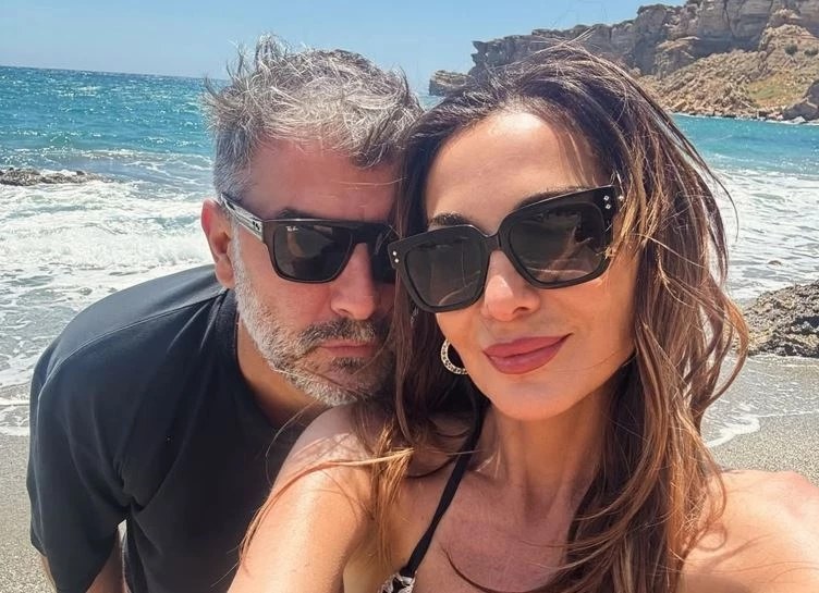 Δέσποινα Βανδή - Βασίλης Μπισμπίκης | Απολαμβάνουν το ουζάκι τους πλάι στο κύμα