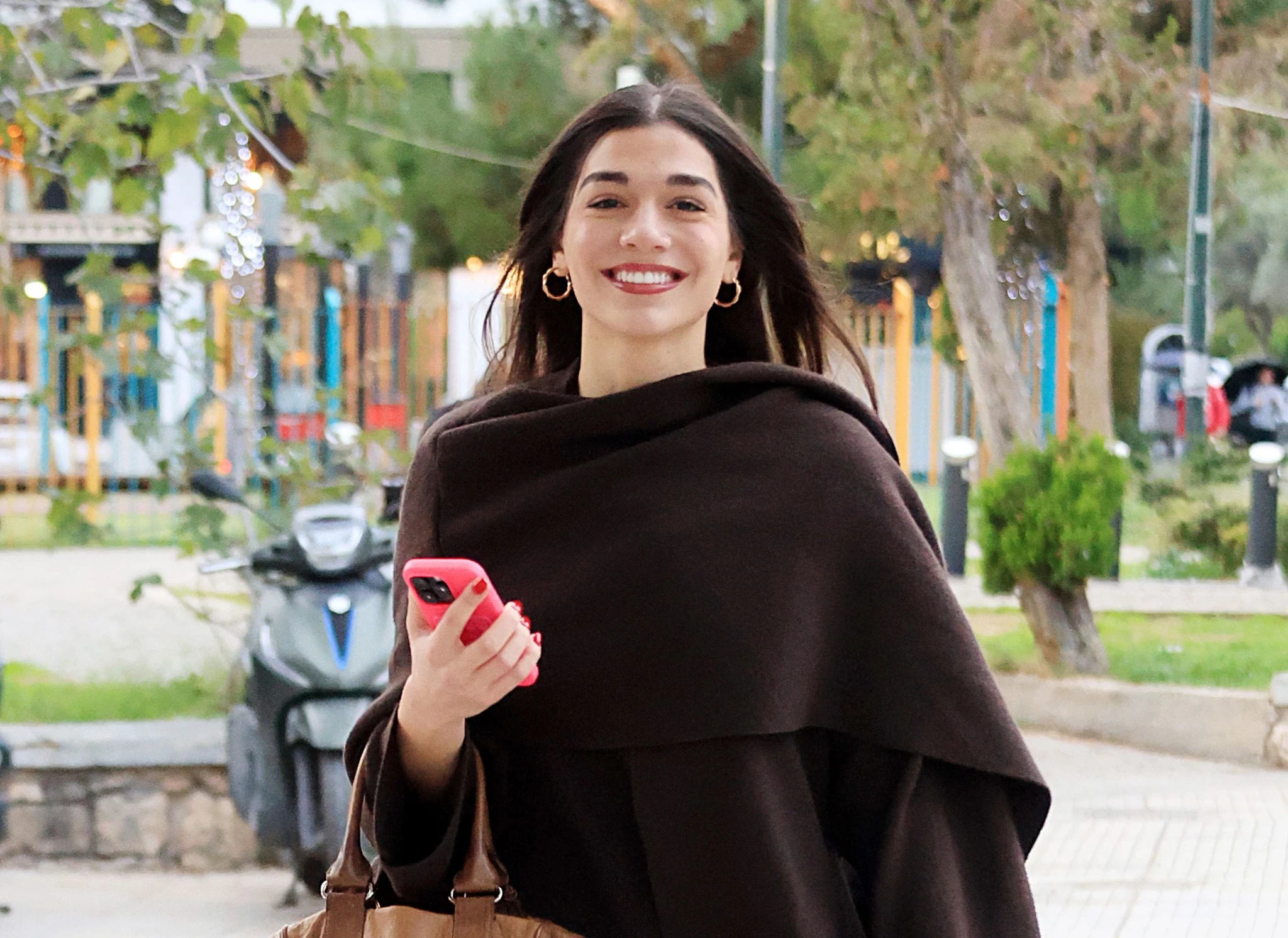 Με αέρα μοντέλου η Μελίνα Νικολαΐδη | Η χαλαρή βόλτα στα νότια προάστια λίγο πριν αλλάξει ο χρόνος