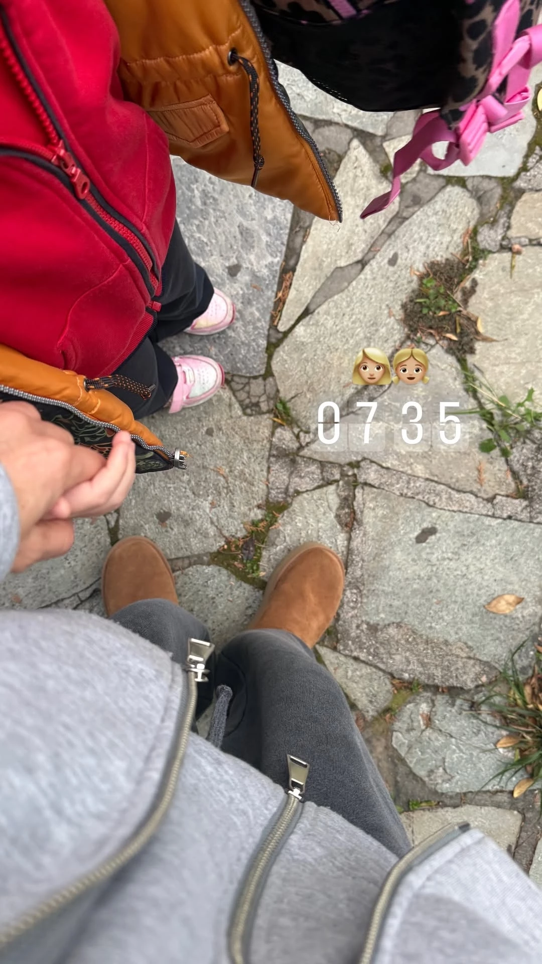 Αθηνά Οικονομάκου | Περιμένοντας το σχολικό με τη Σιέννα Μιχοπούλου