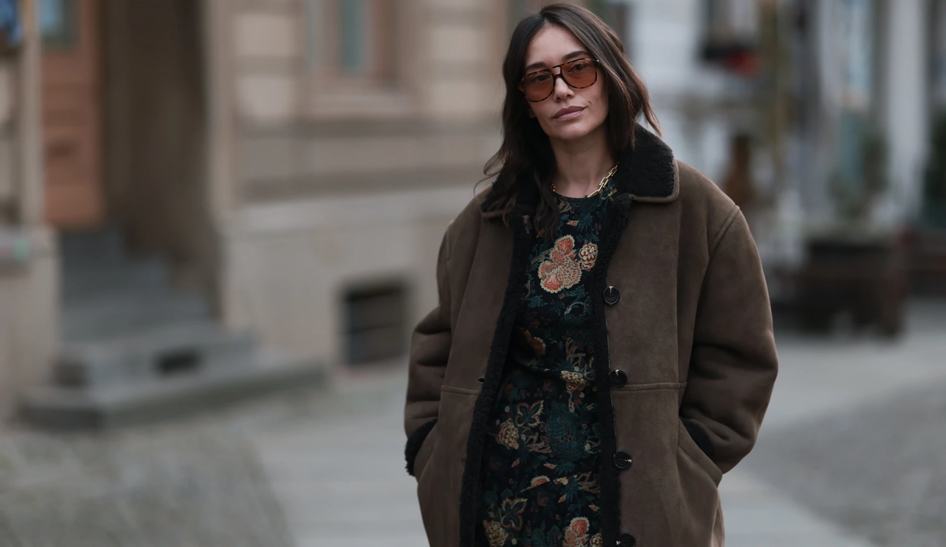 Το ντραπέ μίντι φόρεμα από την Pull&Bear που κολακεύει κάθε σιλουέτα