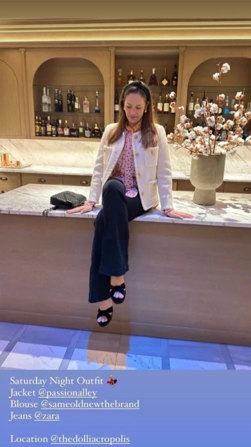 Βραδινή έξοδος για την Ανίτα Μπραντ | Πώς συνδύασε το Zara τζιν της;