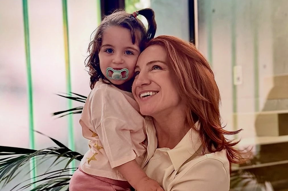 Στεφανία Γουλιώτη | Αγκαλιά με την τηλεοπτική της κόρη στα παρασκήνια του νέου κύκλου του Maestro
