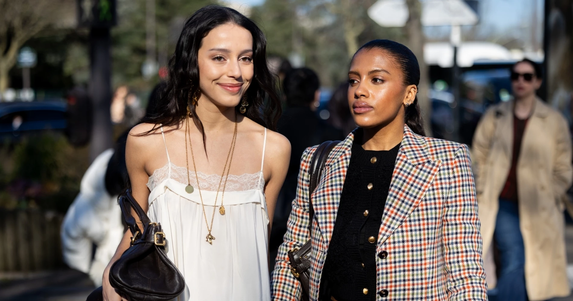 Δαντέλα και βολάν | Αυτό το top κοστίζει 22,99 € και θα χαρίσει την απόλυτη ρομαντική πινελιά στα looks σου