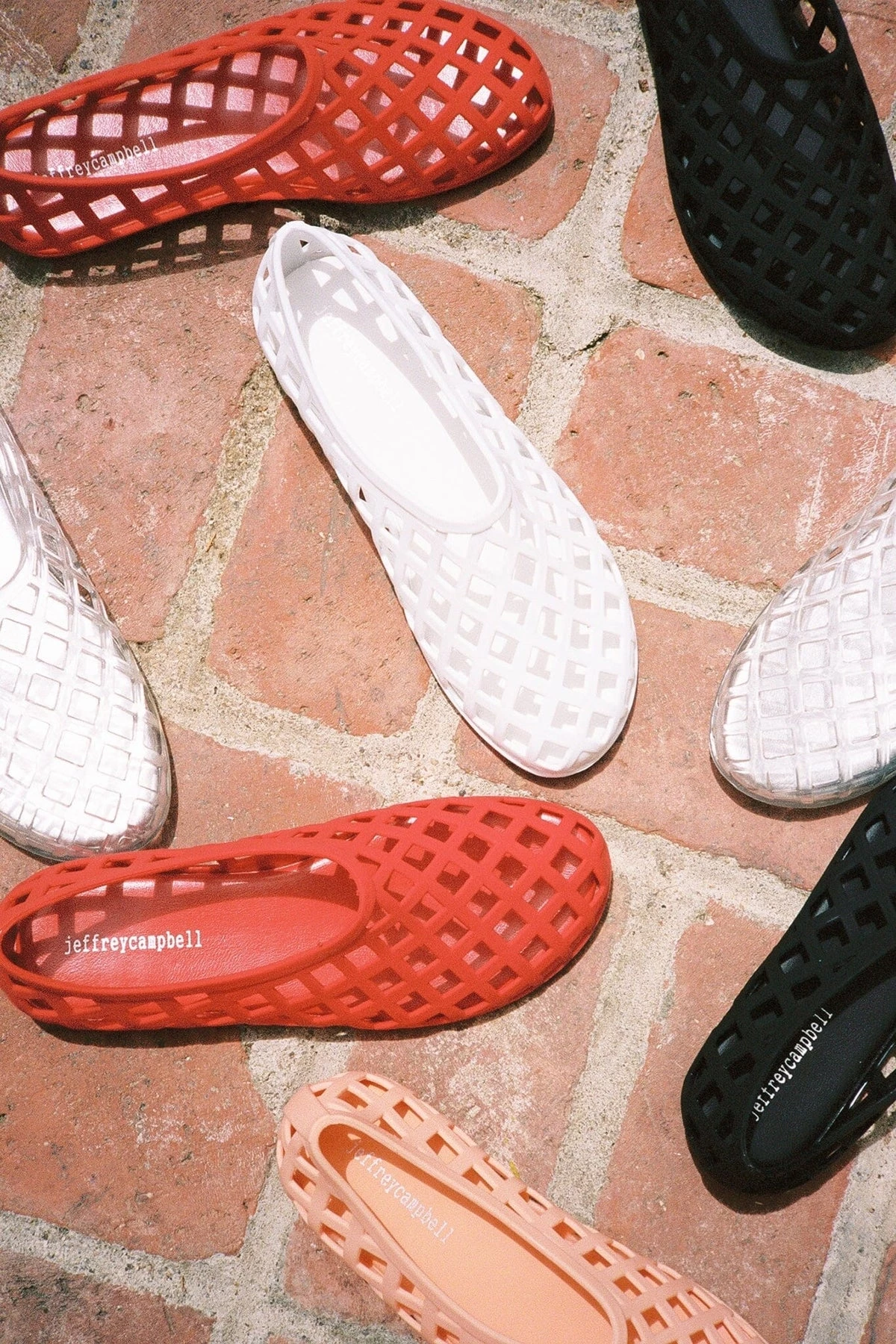 Playful στιλ και iconic φρεσκάδα | Τα νέα Jelly παπούτσια του Jeffrey Campbell