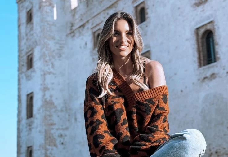 Ριγέ T-shirt, embroidered denim | Το σύνολο της Αθηνάς Οικονομάκου είναι η τέλεια πρόταση για ένα απλό αλλά και στιλάτο ανοιξιάτικο look