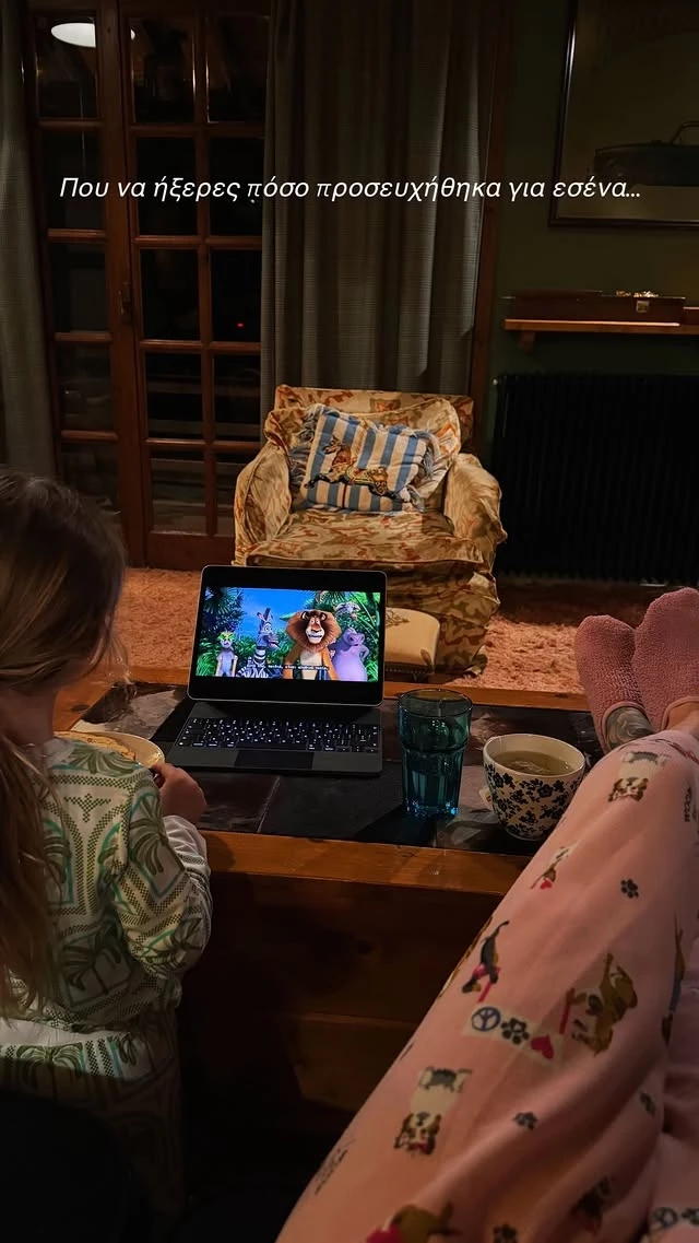 Η Εριέττα Κούρκουλου Λάτση στο σαλόνι της με τον Νικόλα της