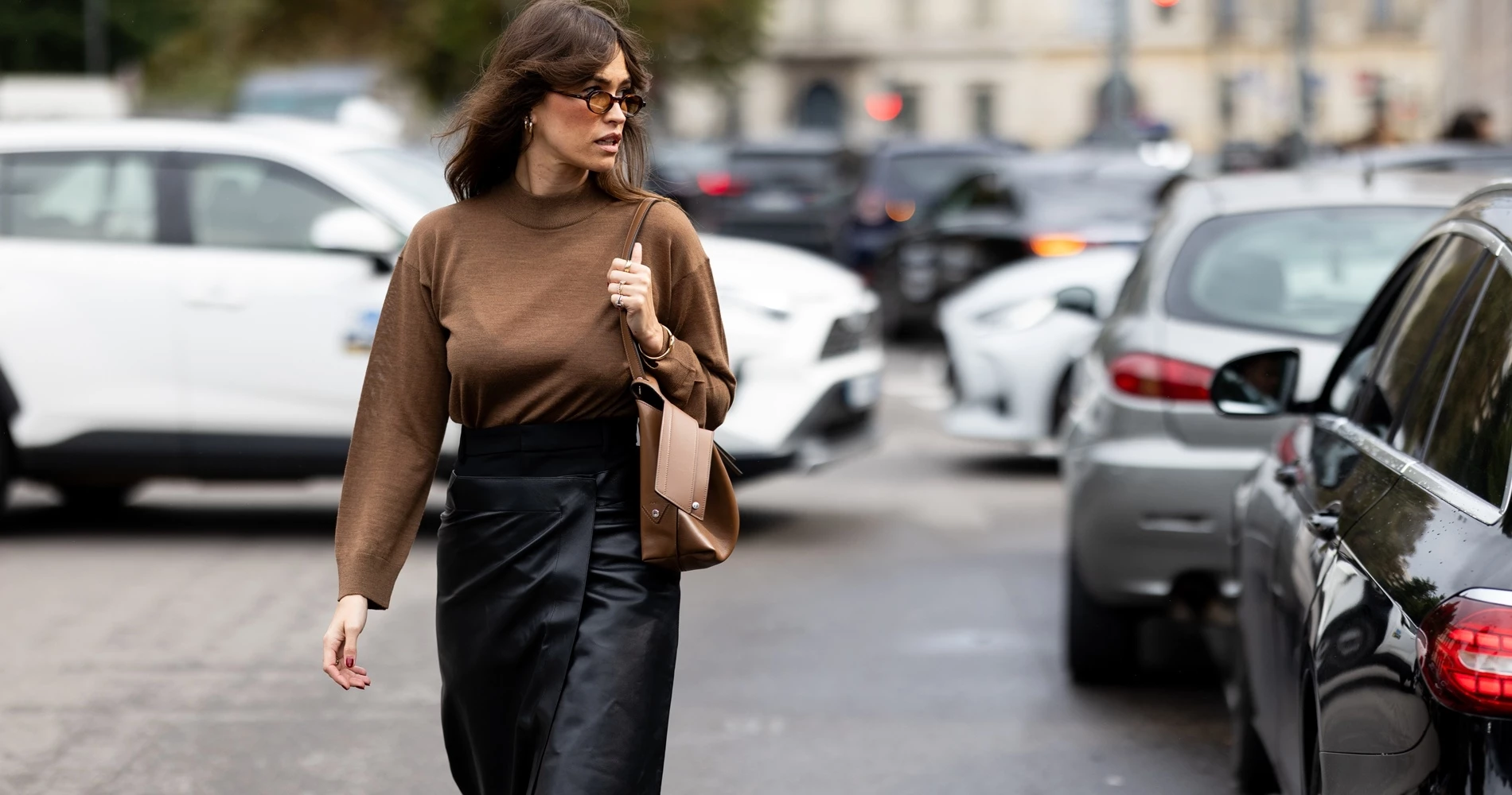 Η μίντι δερμάτινη φούστα που θα βρεις σε έκπτωση και θα φορέσεις με τα πάντα αυτή τη σεζόν