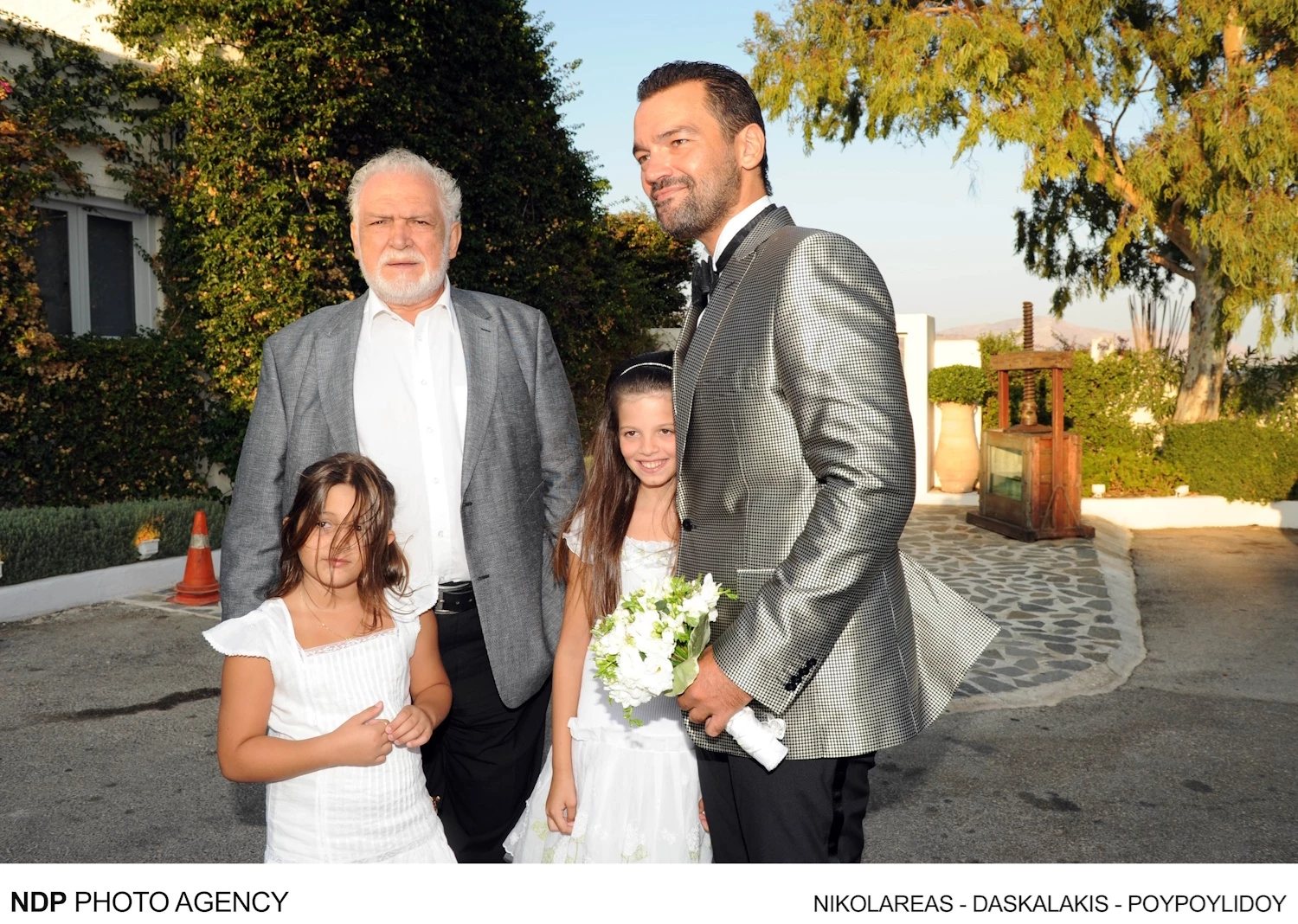 Πανέμορφο παρανυφάκι η 9χρονη Τζένη Καζάκου | Με πριγκιπικό φόρεμα στον γάμο του πατέρα της, Κωνσταντίνου Καζάκου με την Ιωάννα Μουρτζούκου