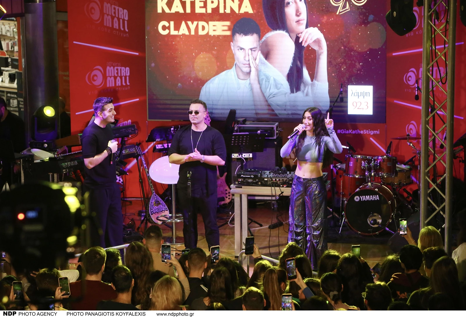 Γιώργος και Κατερίνα Κακοσαίου και Claydee στη φωταγώγιση χριστουγεννιάτικου δέντρου στο metro mall