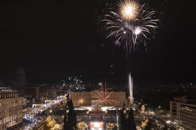 Η αλλαγή της χρονιάς στο Σύνταγμα με τον Χάρη Δούκα και στο πλευρό του η κόρη της Νάνσυς Ζαμπέτογλου