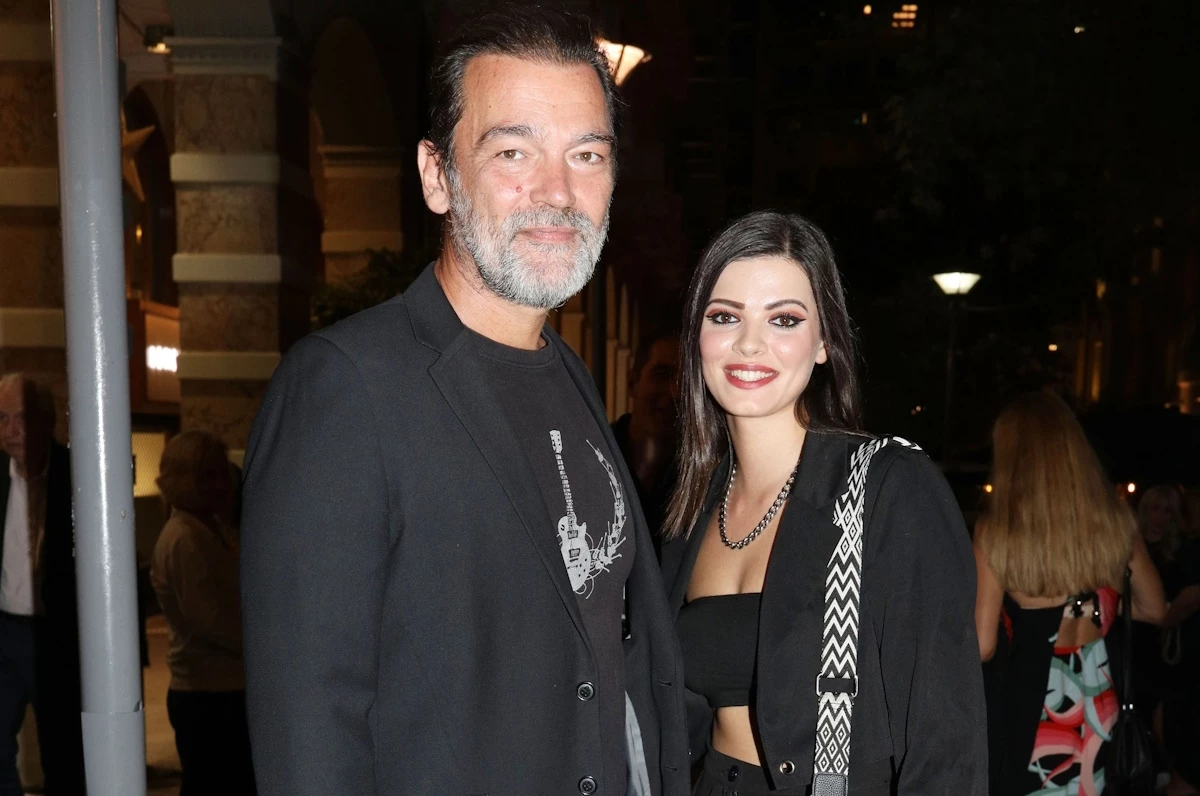 Τζένη Καζάκου | Αναβιώνει την αγαπημένη σκηνή της Τζένης Καρέζη από το 