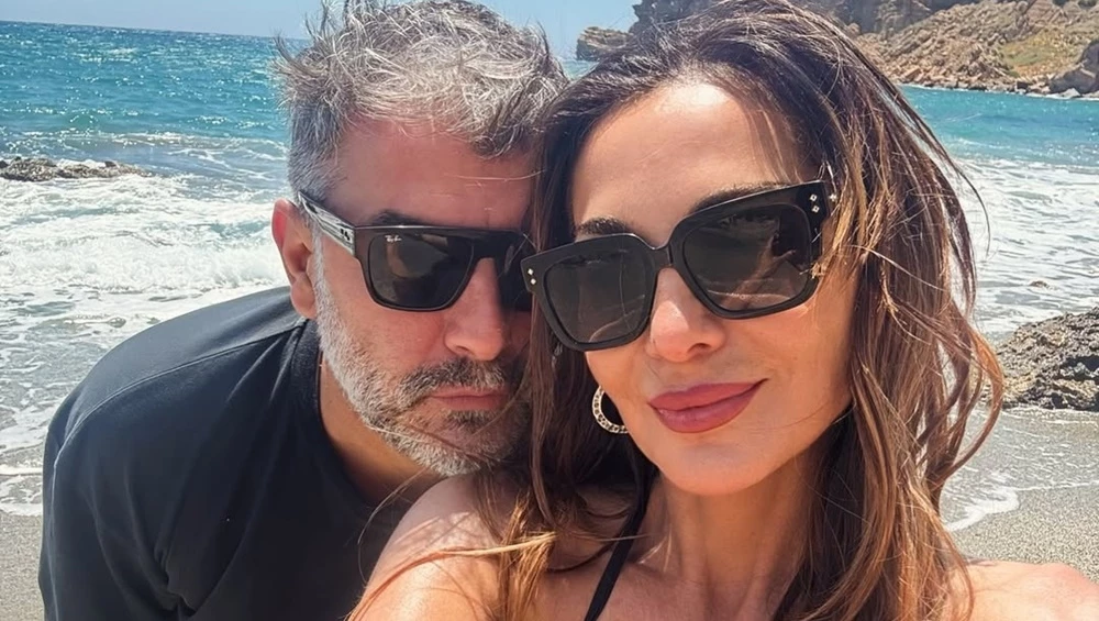 Δέσποινα Βανδή και Βασίλης Μπισμπίκης με τα μαγιό τους | Η καλοκαιρινή απόδραση τους