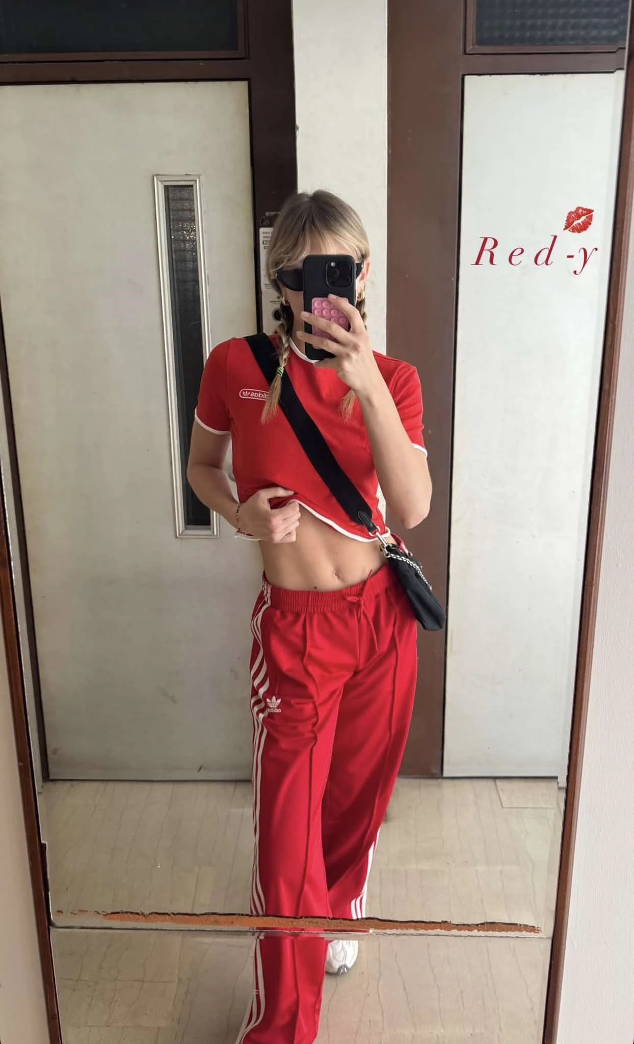 Κλέλια Ανδριολάτου | Ποζάρει με κόκκινο athleisure look και κοιλιακούς "φέτες"
