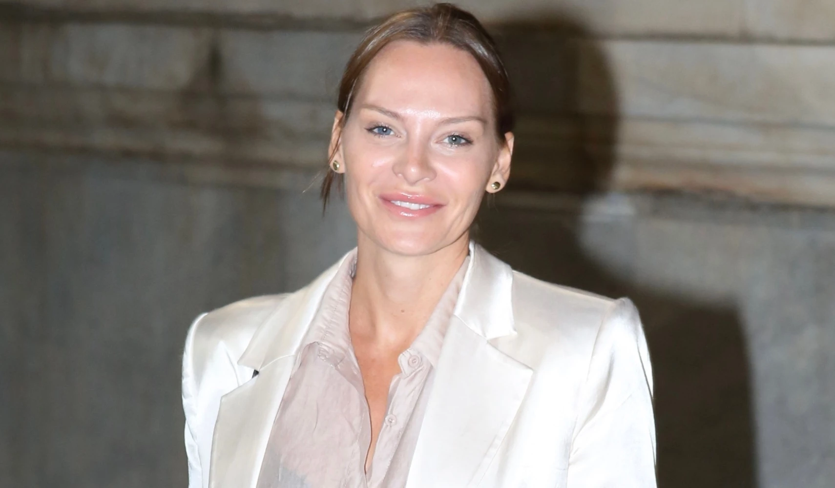 Υβόννη Μπόσνιακ | Η θεραπεία προσώπου που κάνει το πρόσωπο της να λάμπει