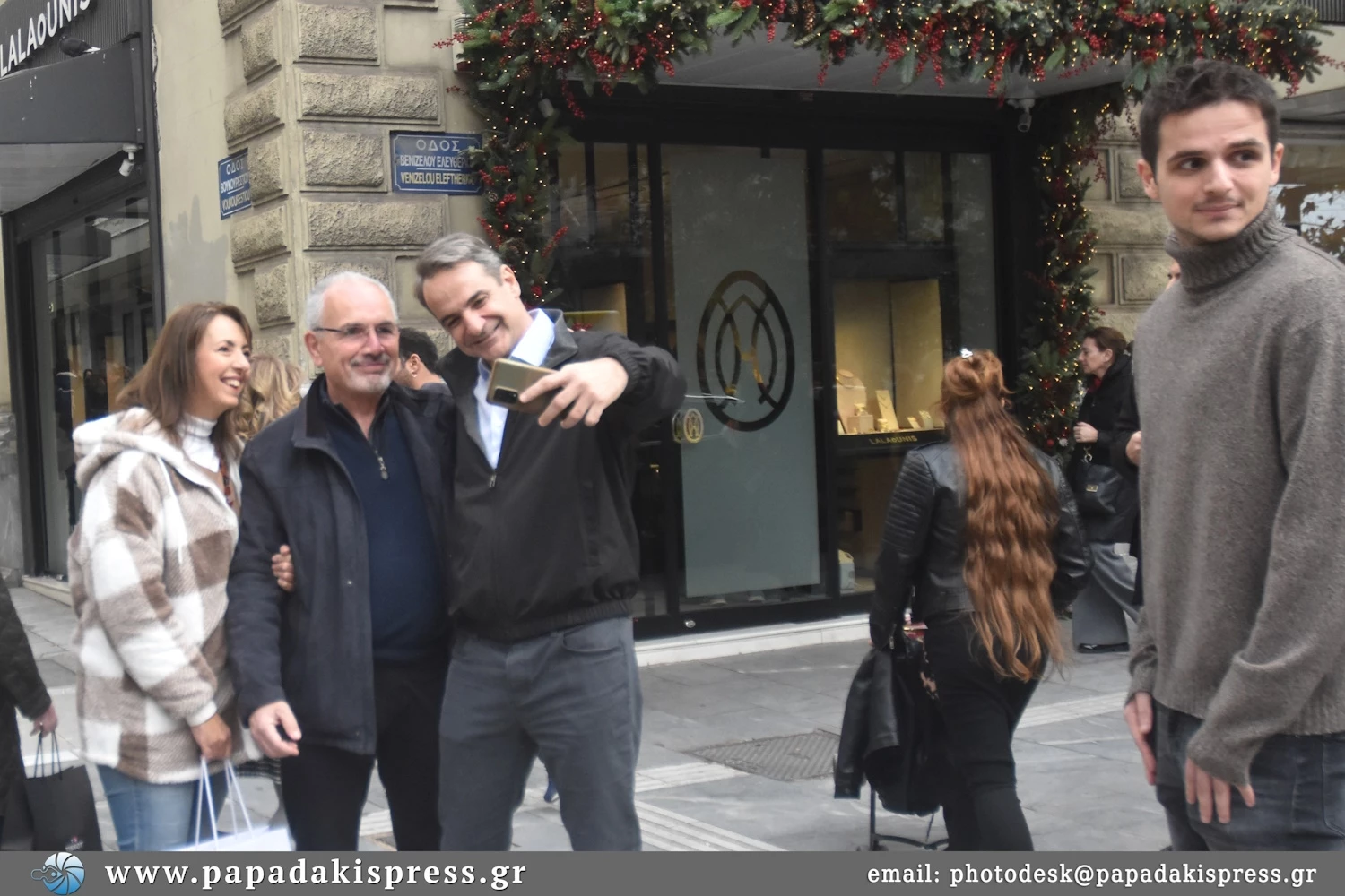 Κυριάκος Μητσοτάκης | Με τον γιο του, Κωνσταντίνο στο κέντρο της Αθήνας