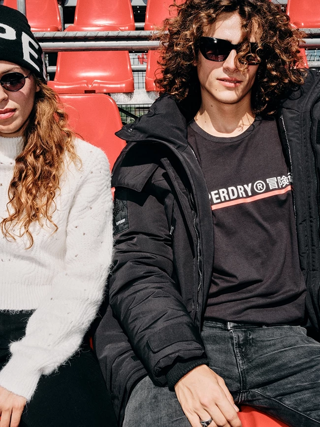 Η νέα FW22 καμπάνια της Superdry θα σε κάνει να αγαπήσεις το athleisure στιλ