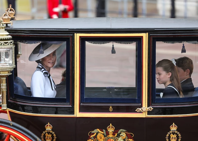 Η πρίγκιπισσα Charlotte βοηθά τη μητέρα της Kate - H όμορφη στιγμή που απαθανάτισε ο φακός