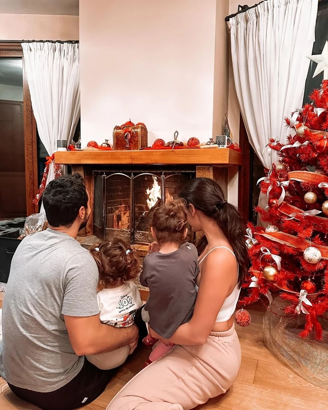 Σάκης Τανιμανίδης & Χριστίνα Μπόμπα | Αγκαλιά με τις κόρες τους μπροστά από το τζάκι