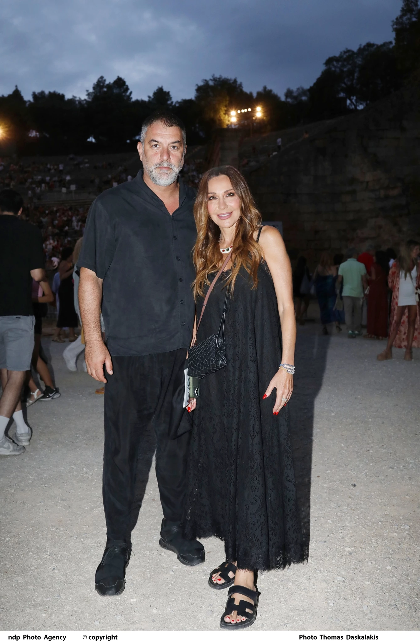 Η Δέσποινα Βανδή με μακρύ μαύρο φόρεμα και luxury σανδάλια σε βραδινή έξοδο