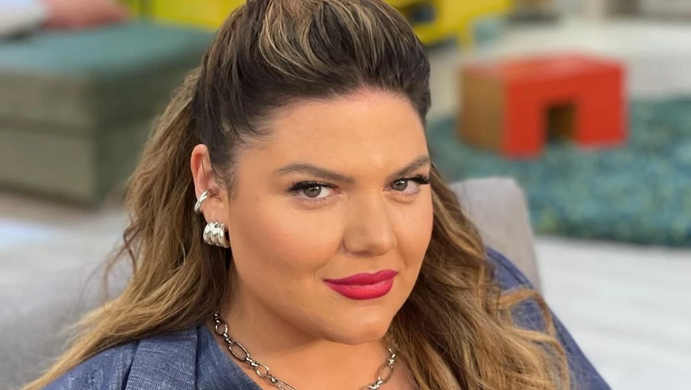 Η Δανάη Μπάρκα με τη viral μάσκα προσώπου που θα βρεις στο φαρμακείο