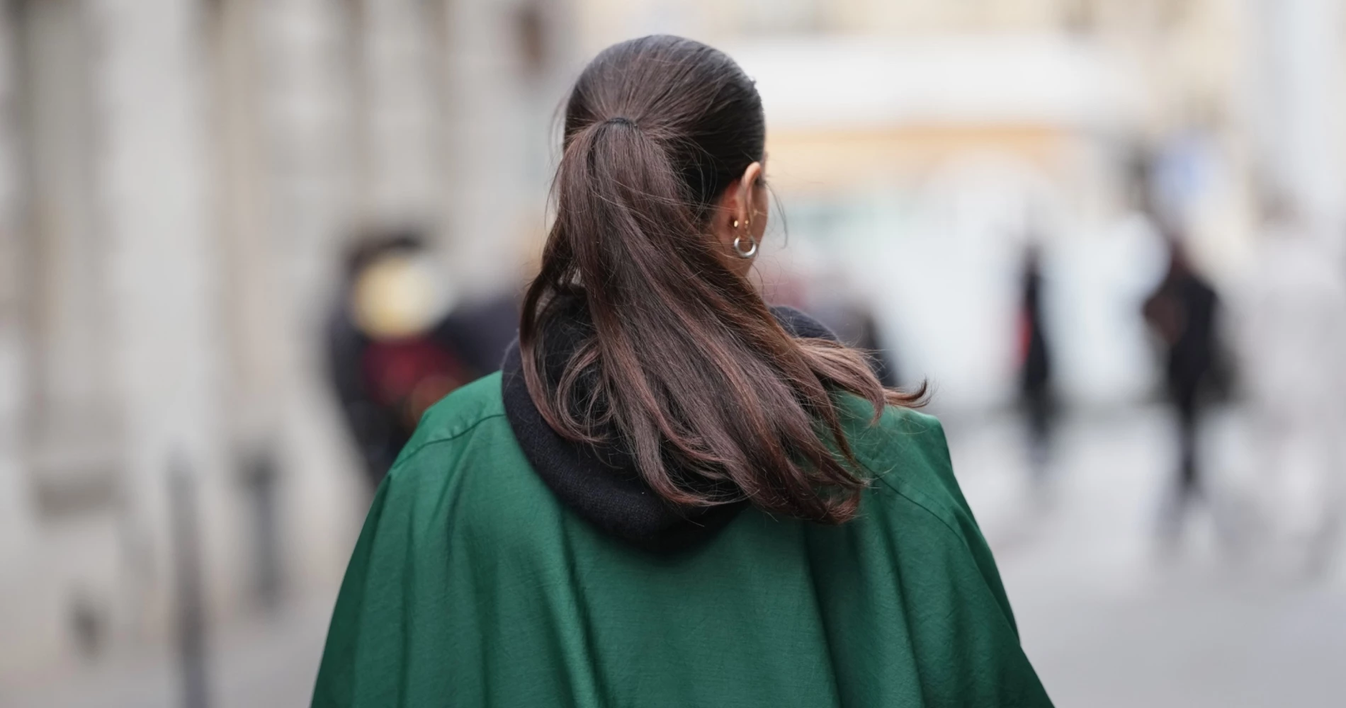 Λεπτή αλογοουρά; Το εύκολο trick με τα δύο λαστιχάκια που διπλασιάζει τον όγκο των μαλλιών σου