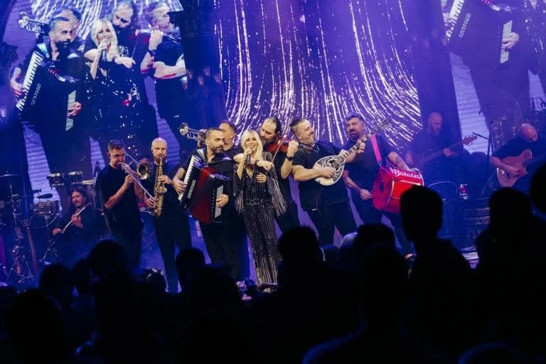 Η Άννα Βίσση φόρεσε μία glam rock δημιουργία με 340.000 κρύσταλλα στην πρεμιέρα της στο Hotel Ermou