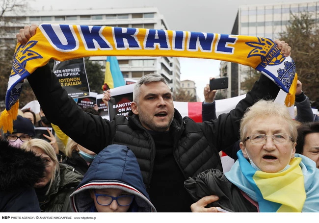 Συγκέντρωση συμπαράστασης στην Ουκρανία | Ποιοι γνωστοί Ελληνες βρέθηκαν στο Σύνταγμα