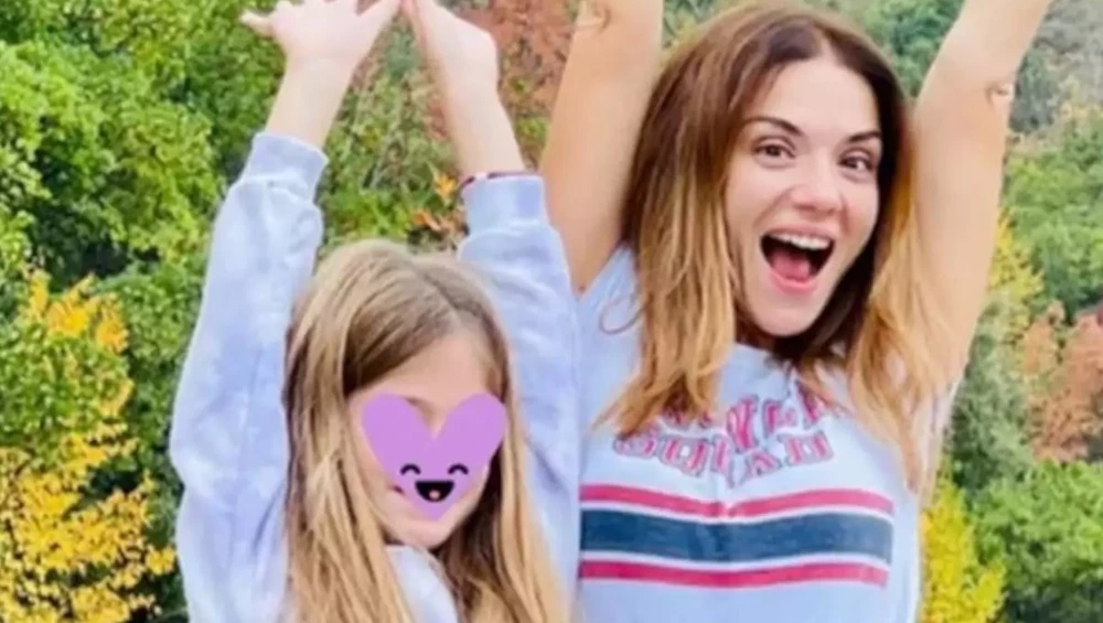 Η Εύα Τσιμιτσέλη φωτογραφίζει τη Βάσω Λασκαράκη αγκαλιά με τον Λευτέρη Σουλτάτο