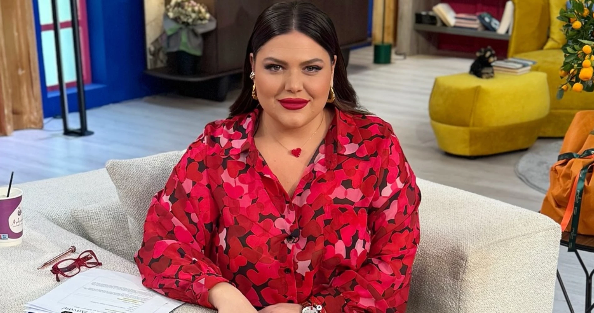 5 τζιν mini φούστες όπως αυτή της Δανάης Μπάρκα που θα φοράς non stop την άνοιξη